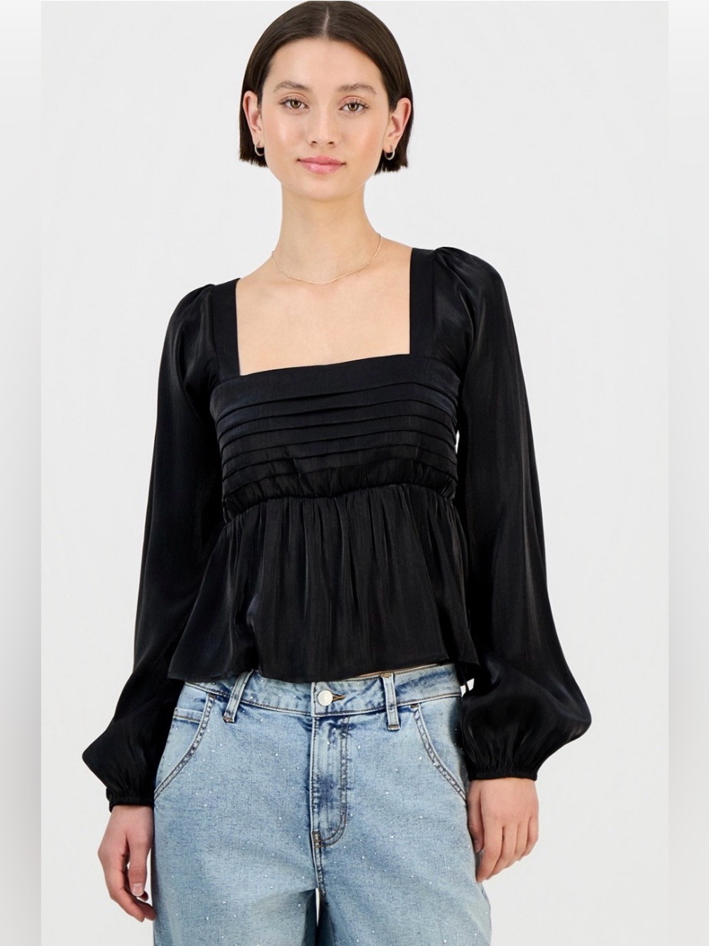 Juniors' Long-Sleeve Pintuck Bust
Woven Top
Size XL
NEW